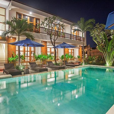 ซาฮาเดวา สวีท เรสซิเดนซ์ Hotel เกอโรโบกัน ภายนอก รูปภาพ